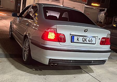 BMW 323i -