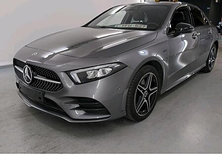 Mercedes-Benz A 250 e PHEV Limousine AMG Night Aut. Pano LED-