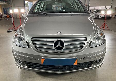 Mercedes-Benz B 200 (1.HAND/PDC/RFK/SHZ/AHK/Teil LEDER)