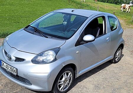 Toyota Aygo mit Untersitzsubwoofer