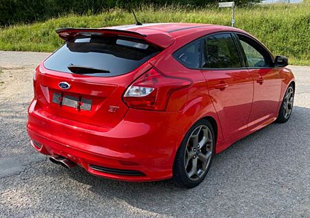 Ford Focus 2,0 EcoBoost ST/Xenon/HU neu/ Top Zustand