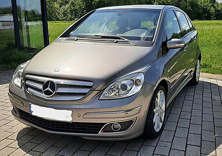 Mercedes-Benz B 200 - Kometgrau metallic