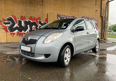 Toyota Yaris mit neuem TÜV und Ölwechsel