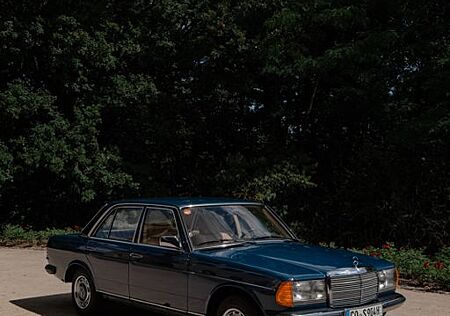 Mercedes-Benz 200 w123