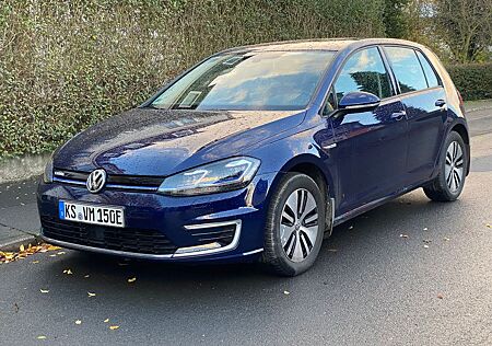 VW Golf Volkswagen e-, blau, CCS, Wärmepumpe, 250km Reichweite