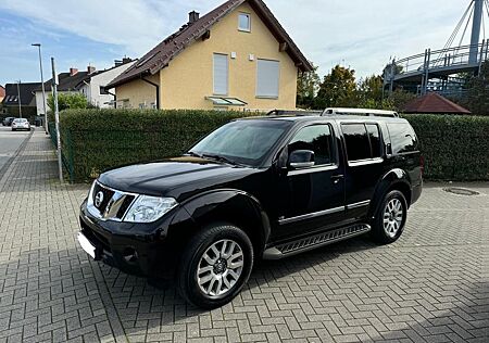 Nissan Pathfinder 3.0 V6 dCi Automatik/7Sitzer/Schiebed