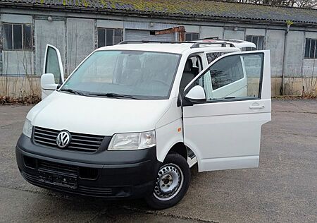 VW T5 Transporter Volkswagen T5 Bulli, wartet auf neues Betätigungsfeld