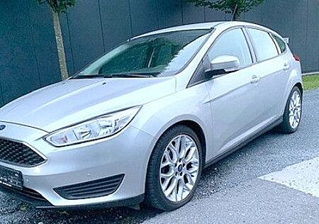 Ford Focus 1,5TDCi 70kW 1. Hd ST-Alu 18" TÜV neu Allw