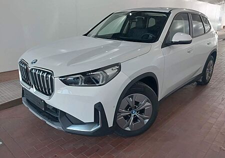BMW iX1 30 xDrive /LEDER /PANORAMA / HEAD-UP/ KAMERA