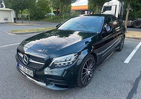 Mercedes-Benz C 180 AMG Line in Smaragdgrün