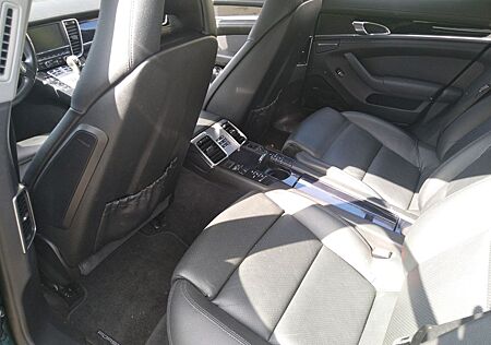 Porsche Panamera 4 -