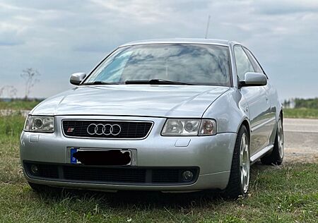 Audi S3 1.8 T quattro -