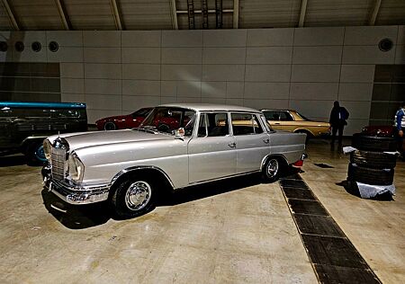 Mercedes-Benz 220