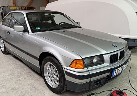 BMW 318iS Coupe Sammlung komplett. Neulack ohne Rost