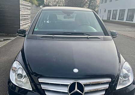 Mercedes-Benz B 200 - 2 J. TÜV, 8 Reifen, wenig km