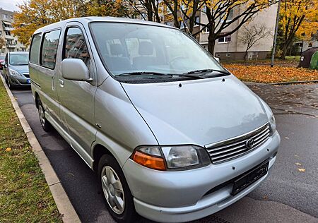 Toyota Hiace D-4D 2.5l GL Automatik 8-Sitzer Klima