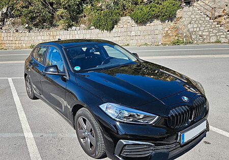 BMW 118i Advantage | All-Black