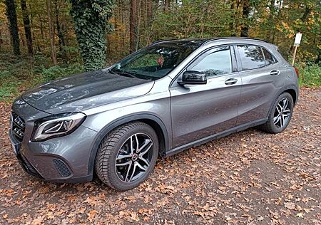 Mercedes-Benz GLA 180 DCT -