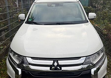 Mitsubishi Outlander 2.2 DI-D Top 4WD 7Sitzer AHK und Leder