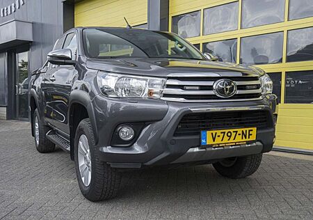 Toyota Hilux 2.4 D-4D-F Xtra Cab Professional