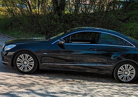 Mercedes-Benz E 250 Coupé CGI BlueEFFICIENCY ELEGANC...