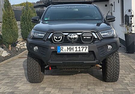 Toyota Hilux Invincible 2,8 OVERLANDER