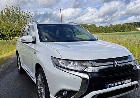 Mitsubishi Outlander 2.4 MIVEC PLUG-IN HYBRID 4WD Plus ...