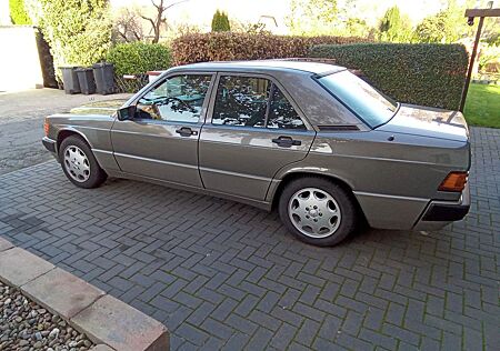 Mercedes-Benz 190 E. 1,8