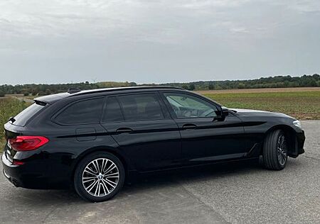 BMW 520d Touring A - Sport Line-AHK/NAV/