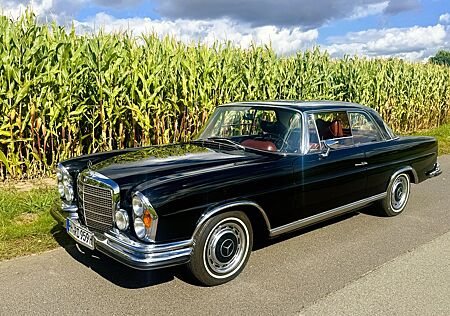 Mercedes-Benz 280 SE Coupe 3,5 Außen Schwarz / Leder Rot