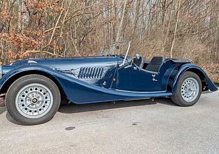 Morgan Plus 8 in traumhaften Dark Blue