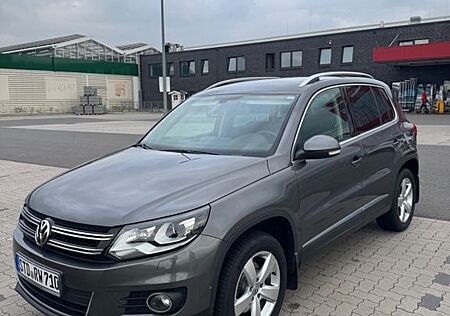 VW Tiguan Volkswagen 2.0 TDI DSG 4MOTION Sport & Style Spo...