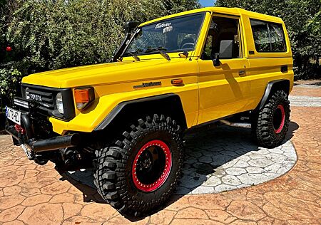 Toyota Land Cruiser HZJ73 Turbo Diesel 4.2