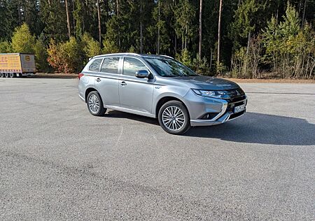 Mitsubishi Outlander 2.4 MIVEC PLUG-IN HYBRID 4WD Basis...