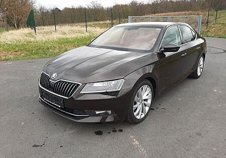 Skoda Superb 2.0 TDI Style, Bi-Xenon,Leder,Navi,AHZV