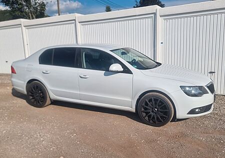 Skoda Superb Limousine 2lDiesel Bi-Xenon Klima SHZ 18"