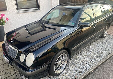 Mercedes-Benz E 220 gebraucht kaufen Mercedes-Benz E 220 CDI T CLASSIC Leder beige Holzlenkrad Alu