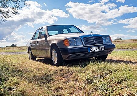 Mercedes-Benz W124 260E Oldtimer