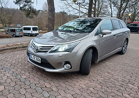 Toyota Avensis 1,8-l-Valvem. Executive Touring Spor...