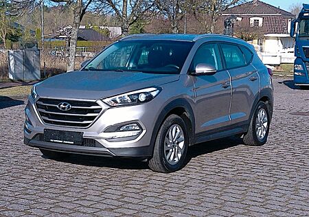 Hyundai Tucson Advantage 4WD 1HAND TÜV NEU NAVI AHK PDC