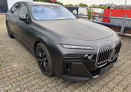 BMW i7 xDrive 60 MSport frozen deep TV Loung Pilot