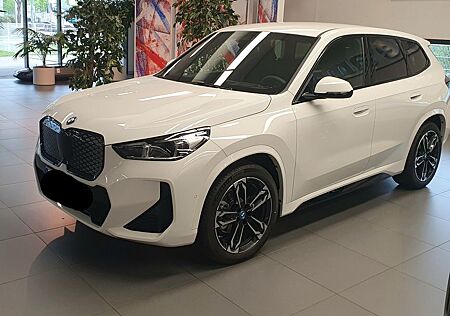 BMW iX1 eDrive20 - M-Sport | 19"| AHK | HUD | uvm.