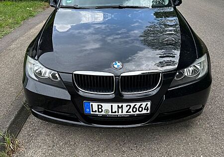 BMW 320i - E90 schwarz 150 PS