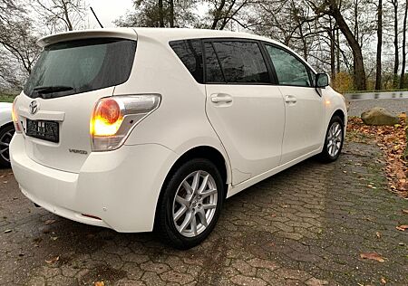 Toyota Verso 5SITZE NAVI KLIMAAUTO RÜCKFAHRKAMERA TÜV