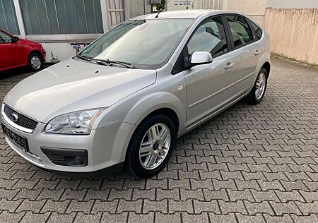 Ford Focus Lim. Ghia~Erst 24Tkm~Rentnerfahrzeug~1.Hd~
