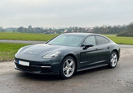 Porsche Panamera 4 -