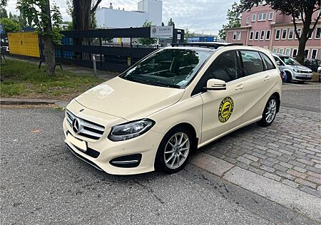 Mercedes-Benz B 200 d 4MATIC Panorama Kamera PDC