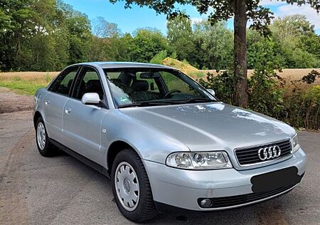 Audi A4 1.8 TÜV / Top Ausstattung / Checkheft / Leder