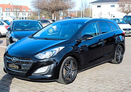 Hyundai i30 CW blue Automatik Navi Insp+TÜV neu Garantie