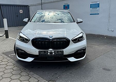 BMW 118i Sport Line Pano, LED,ABS-Temp, Apple Car